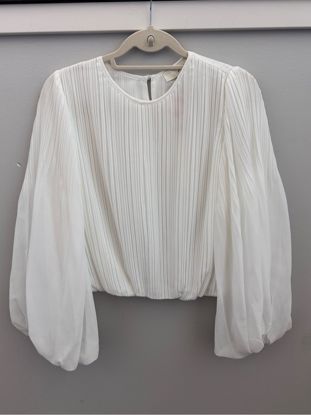 NWT Pinch White Pleated Balloon-Sleeve Blouse. Size M